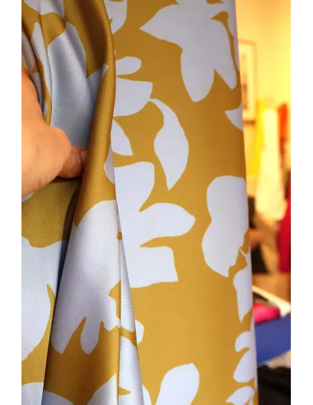 Tissu Satin de polyester imprimé fleurs ocre chaud / bleu