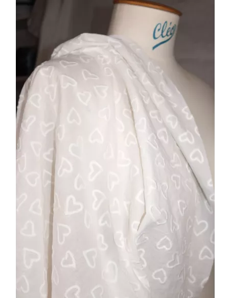 Tissu coton brodé de cœurs blancs