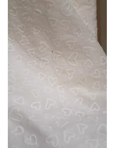 Tissu coton brodé de cœurs blancs