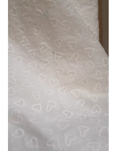 Tissu coton brodé de cœurs blancs