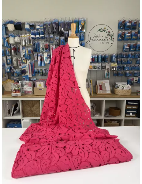 Tissu Guipure rose fuschia - motifs végétal