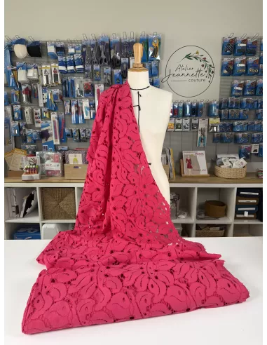 Tissu Guipure rose fuschia - motifs végétal